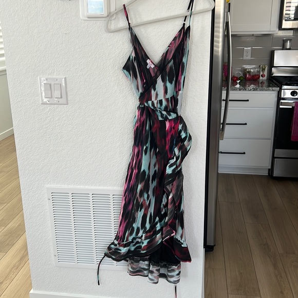 ✨NWT✨ VICI Lace Subconscious Ruffle Wrap Midi Dress - Picture 2 of 5